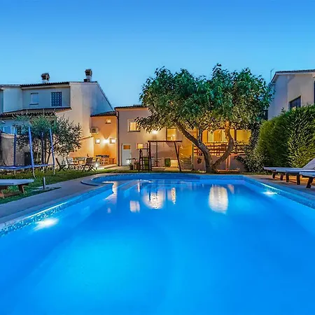 23 With Outdoor Swimmingpool פולה
