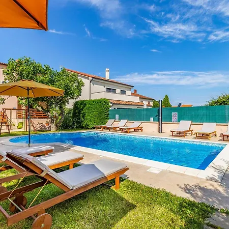 23 With Outdoor Swimmingpool פולה