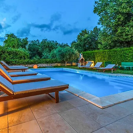 23 With Outdoor Swimmingpool בית נופש
