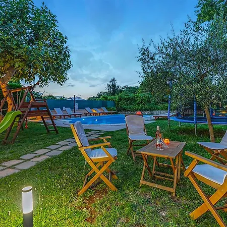 בית נופש 23 With Outdoor Swimmingpool