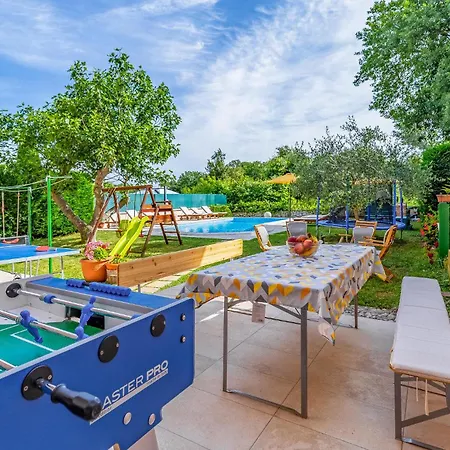 23 With Outdoor Swimmingpool פולה