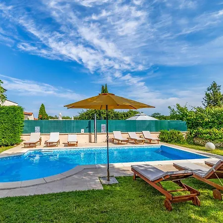 23 With Outdoor Swimmingpool בית נופש פולה