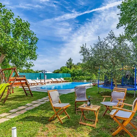 23 With Outdoor Swimmingpool בית נופש *