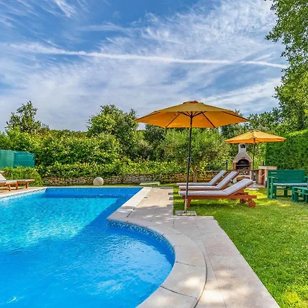 23 With Outdoor Swimmingpool פולה